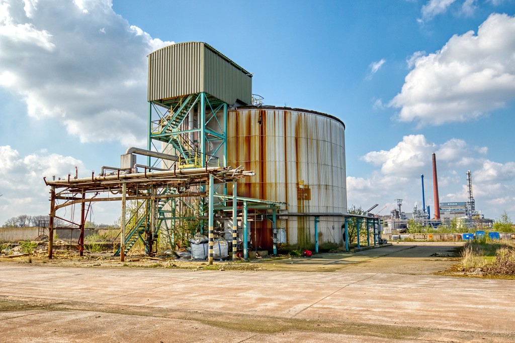 HDR graffiti streetart art kunst factory usine fabriek urbex chemie chemical industry industrie lost abandoned abandonnee decay vervuild pollution vervuiling